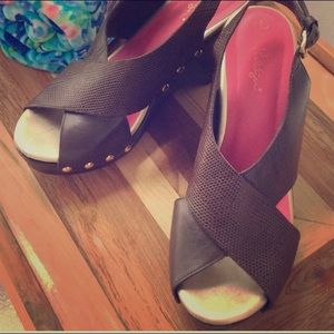 Lilly Pulitzer Textured Brown Sandals